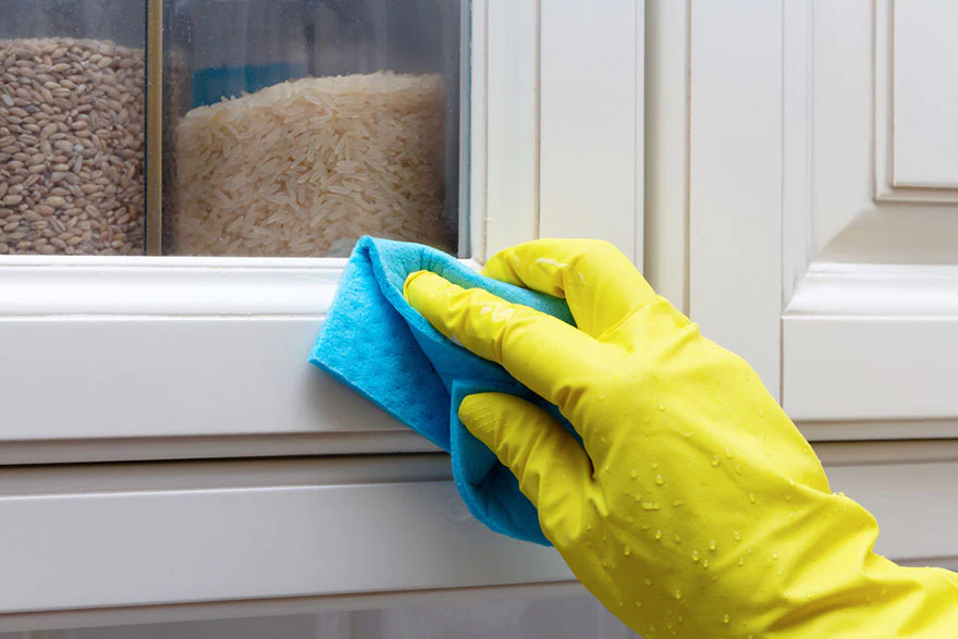 cleaning-front-glass-cabinet-door