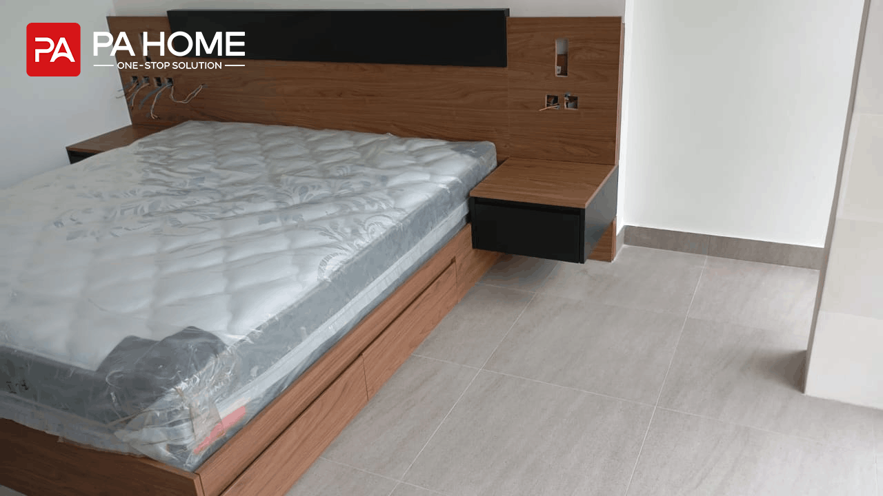 Vila 4 Kamar Tidur di Bali dengan Lemari dan Furnitur Built-In Sesuai Pesanan 7 Ranjang platform motif kayu dengan sandaran kepala khusus, meja samping tempat tidur, dan penyimpanan terintegrasi di bawah tempat tidur.