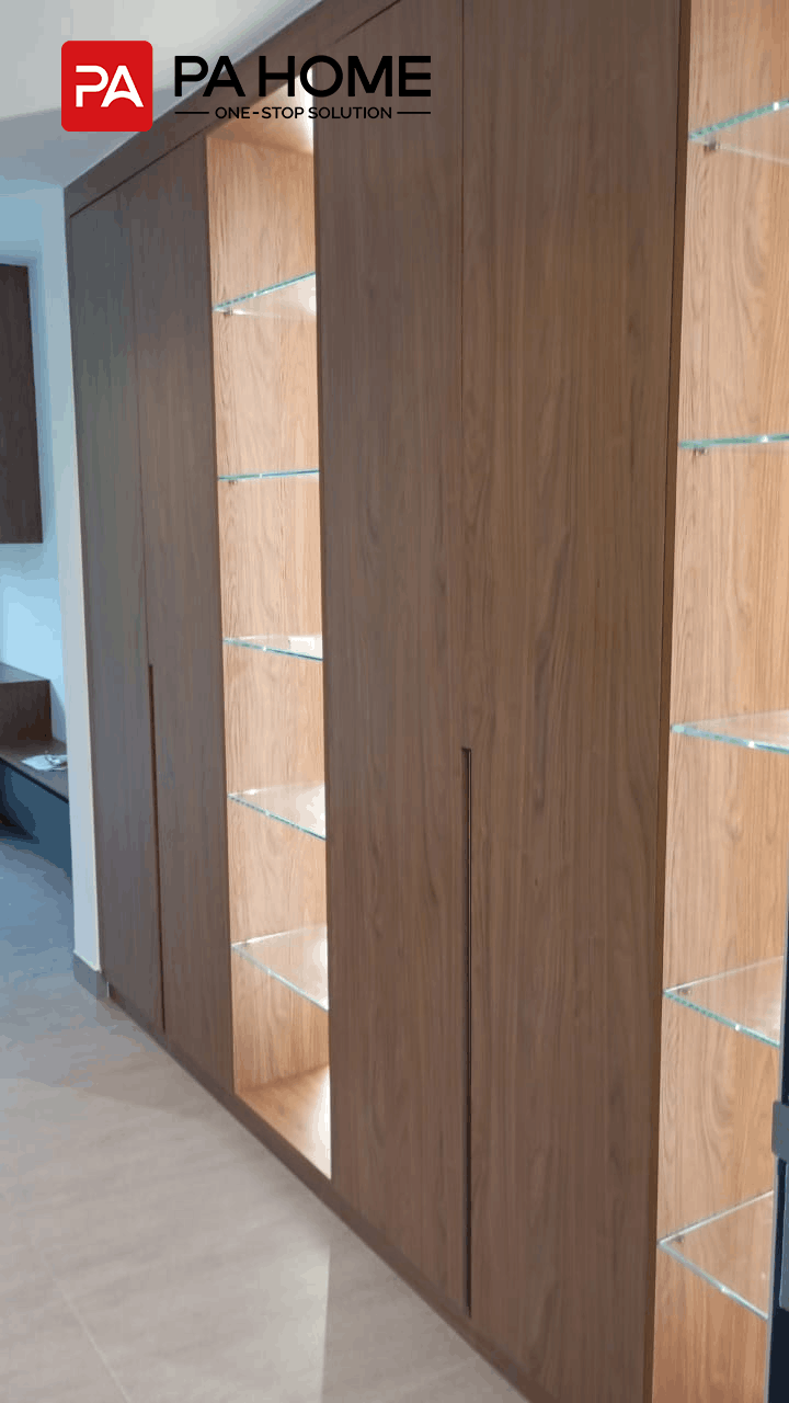 Vila 4 Kamar Tidur di Bali dengan Lemari dan Furnitur Built-In Sesuai Pesanan 2 Lemari pakaian built-in yang dirancang khusus dengan rak kaca bercahaya dan pintu berwarna kayu dalam proyek vila di Bali.
