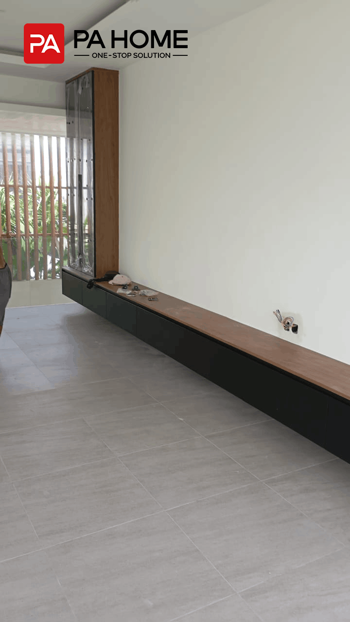 Vila 4 Kamar Tidur di Bali dengan Lemari dan Furnitur Built-In Sesuai Pesanan 6 Kabinet TV built-in custom dengan penyimpanan panjang di bagian bawah, finishing kayu, dan unit pajangan kaca terintegrasi dalam proyek vila di Bali.