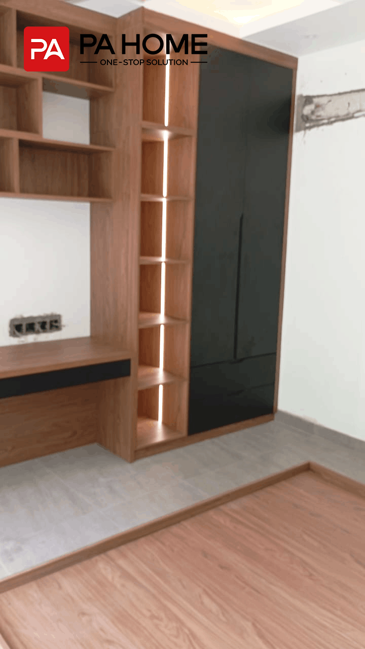 Vila 4 Kamar Tidur di Bali dengan Lemari dan Furnitur Built-In Sesuai Pesanan 3 Kabinet built-in khusus dengan lemari pakaian, meja belajar, rak terbuka, dan pencahayaan terintegrasi di kamar tidur vila di Bali.