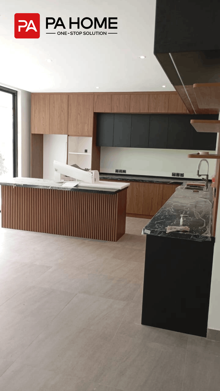 Vila 4 Kamar Tidur di Bali dengan Lemari dan Furnitur Built-In Sesuai Pesanan 4 Lemari dapur custom villa Bali dengan island bernuansa kayu, lemari hitam, dan penyimpanan countertop yang serasi.
