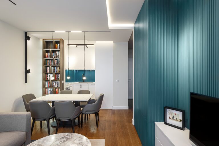 Zemun stan apartment project living room and dining area with modern decor and wall panels.