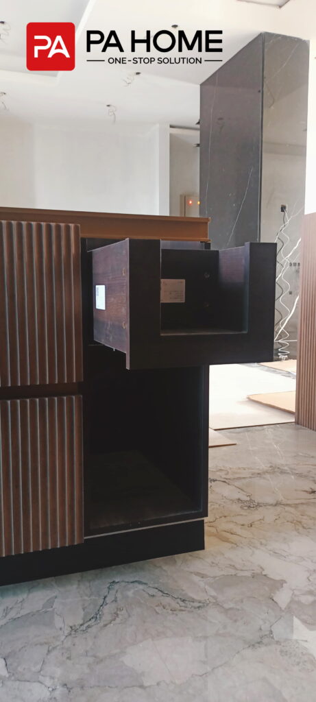Renovasi Rumah di Indonesia dengan Kabinet Dapur dan Lemari Pakaian Kamar Tidur yang Dibuat Sesuai Pesanan 11 Lemari dapur custom dengan laci tarik di samping lemari kayu bertekstur bergaris di Indonesia.