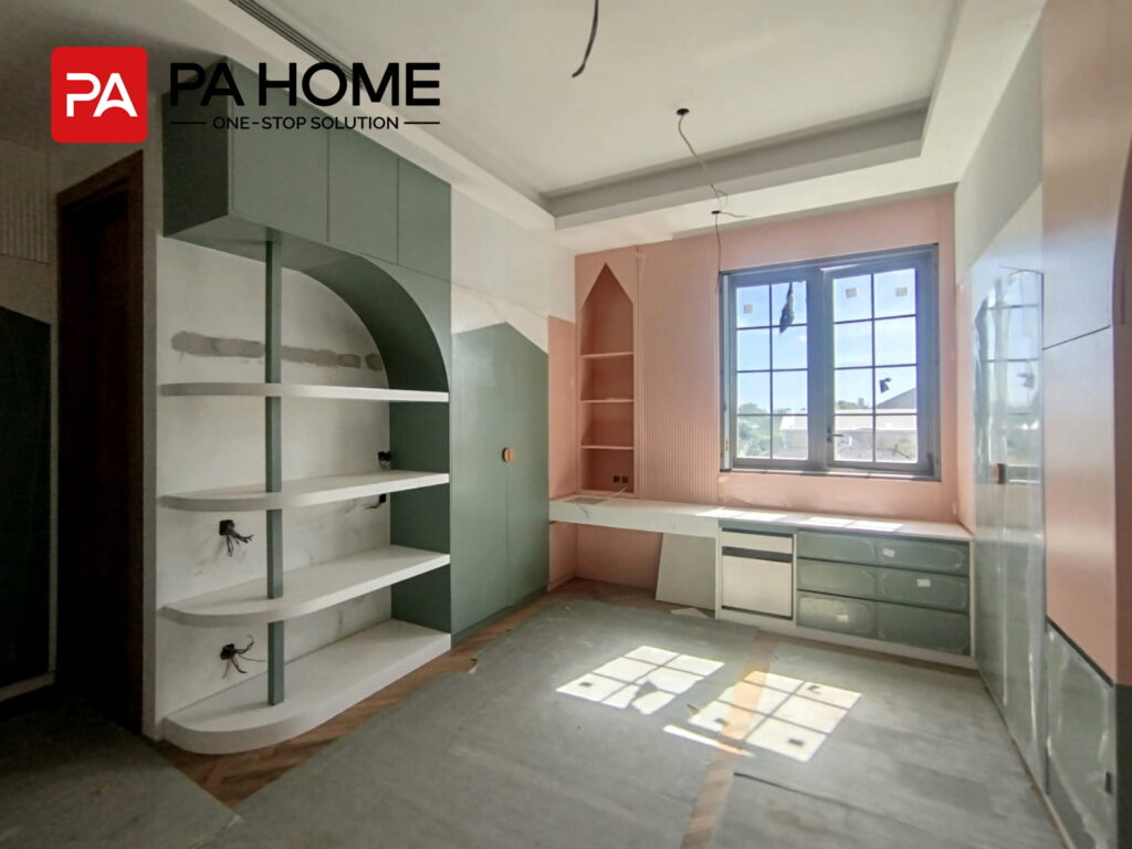 Renovasi Rumah di Indonesia dengan Kabinet Dapur dan Lemari Pakaian Kamar Tidur yang Dibuat Sesuai Pesanan 8 Kamar anak-anak bernuansa pastel dengan lemari pakaian khusus, meja belajar, rak terbuka, dan lemari berwarna hijau dan merah muda.