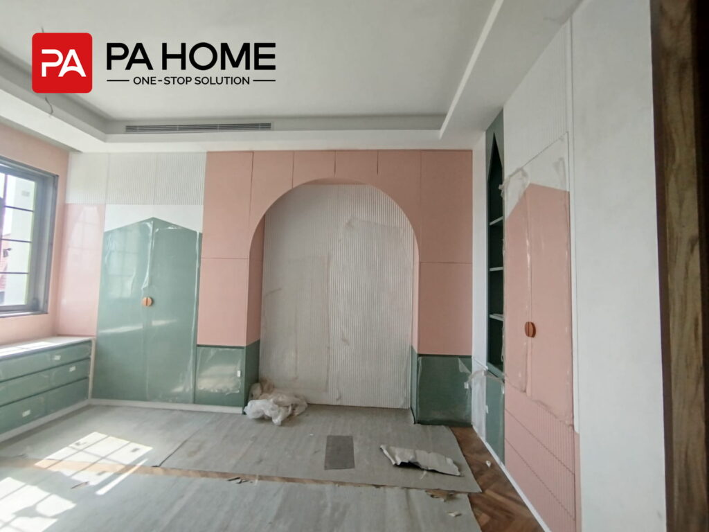 Renovasi Rumah di Indonesia dengan Kabinet Dapur dan Lemari Pakaian Kamar Tidur yang Dibuat Sesuai Pesanan 9 Lemari kamar anak-anak custom dengan warna pastel merah muda, hijau, dan putih dengan penyimpanan dekoratif berbentuk lengkung.