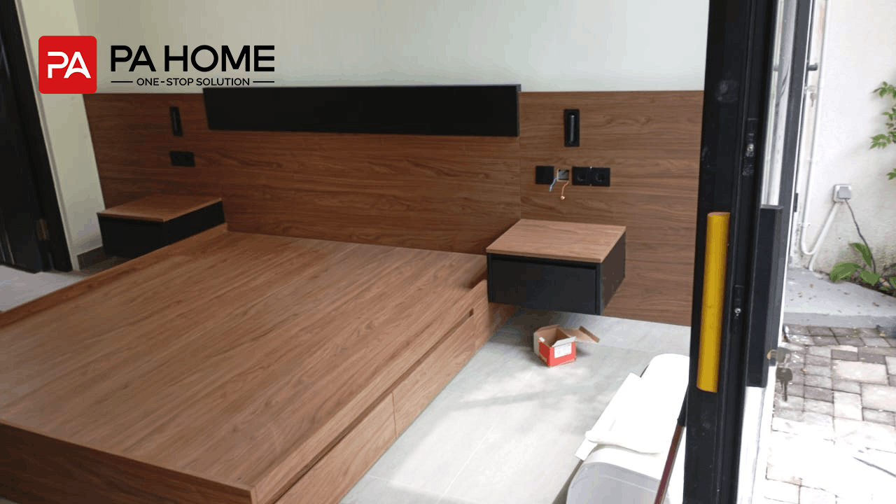 Vila 4 Kamar Tidur di Bali dengan Lemari dan Furnitur Built-In Sesuai Pesanan 8 Rangka tempat tidur motif serat kayu kustom dengan sandaran kepala terintegrasi, meja nakas gantung, dan detail aksen hitam.