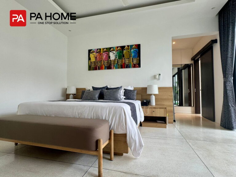 Dua Unit Vila Bali 3 Proyek kamar tidur Bali menampilkan meja nakas khusus yang ramping dan perabotan modern.