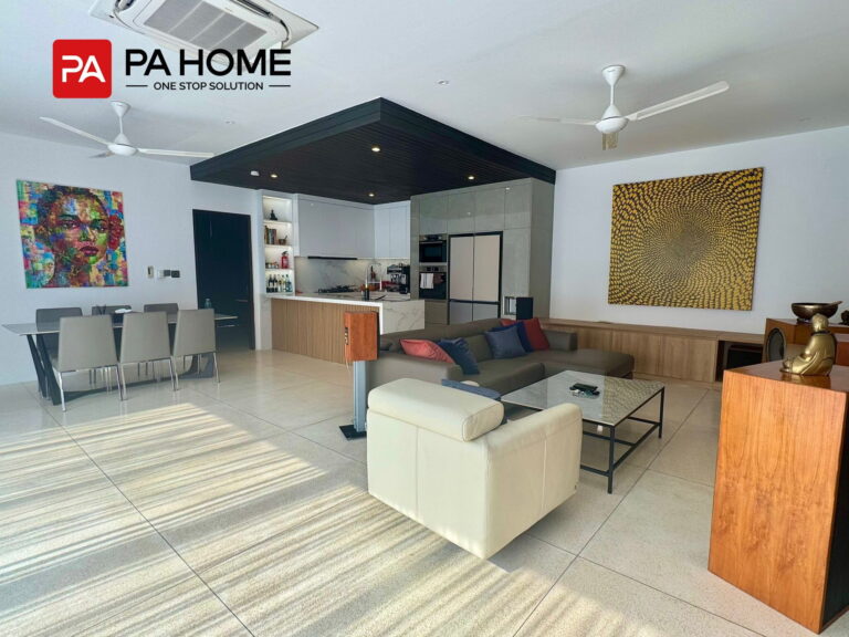 Dua Unit Vila Bali 2 Kabinet dapur berbentuk L dengan motif serat kayu dan meja kerja marmer di sebuah vila modern.