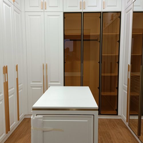 Custom cloakroom wardrobe in South Jakarta with mirrored doors and sleek, modern finishes.