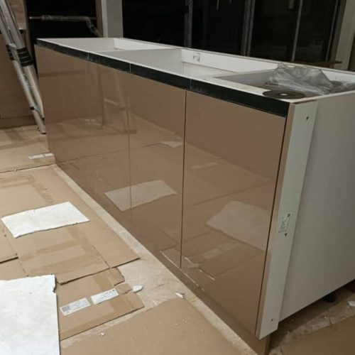 Lemari Kustom Jakarta Selatan di Indonesia 11 Lemari khusus Jakarta Selatan menampilkan desain pulau dapur modern dengan penyimpanan yang luas.