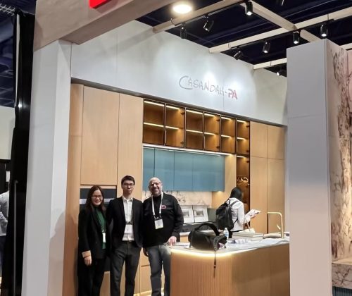 customer-in-exhibition-hall