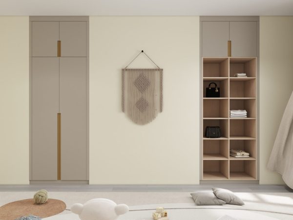 Lemari pakaian modern built-in dengan kabinet berwarna krem ​​dari lantai hingga langit-langit, rak terbuka dari kayu hangat, pegangan vertikal panjang, dan ceruk penyimpanan terintegrasi di kamar tidur minimalis yang terang.